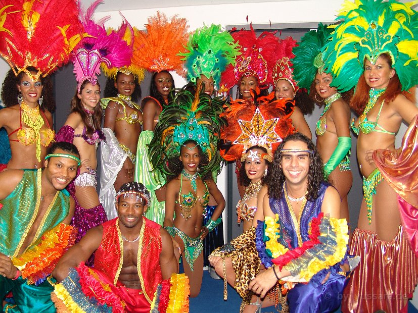 Unter dem Nikolaus Kostüm befinden sich evtl. die Tänzerinnen in „Brasilianischen Samba - Kostümen“